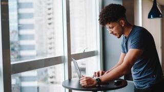 Alternance assis-debout : le rythme à tenir sur une journée de travail Alternance assis-debout : le rythme à tenir sur une journée de travail