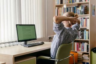 Douleurs dos au bureau : comprendre les causes et agir concrètement Douleurs dos au bureau : comprendre les causes et agir concrètement