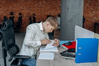 Hauteur ideale de bureau : calcul selon votre taille